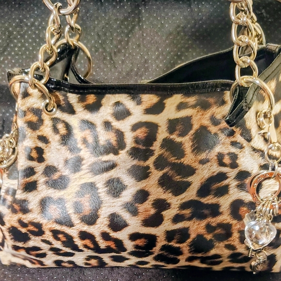 Chic Cheetah Print Shoulder Bag with Chain Straps - Picture 6 of 7